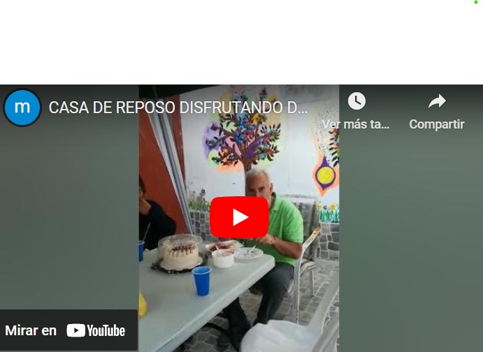 Disfrutando de un rico almuerzo con los chicos de la casa de reposo