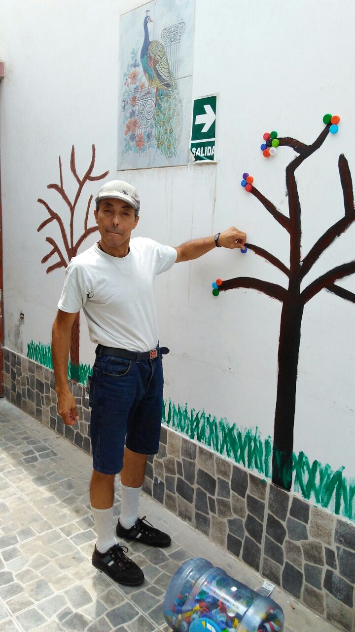 Los chicos de la casa de reposo haciendo manualidades
