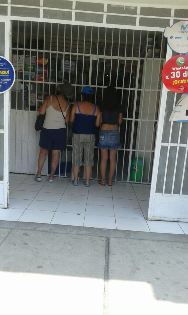 los chicos de la casa de reposo haciendo sus compras