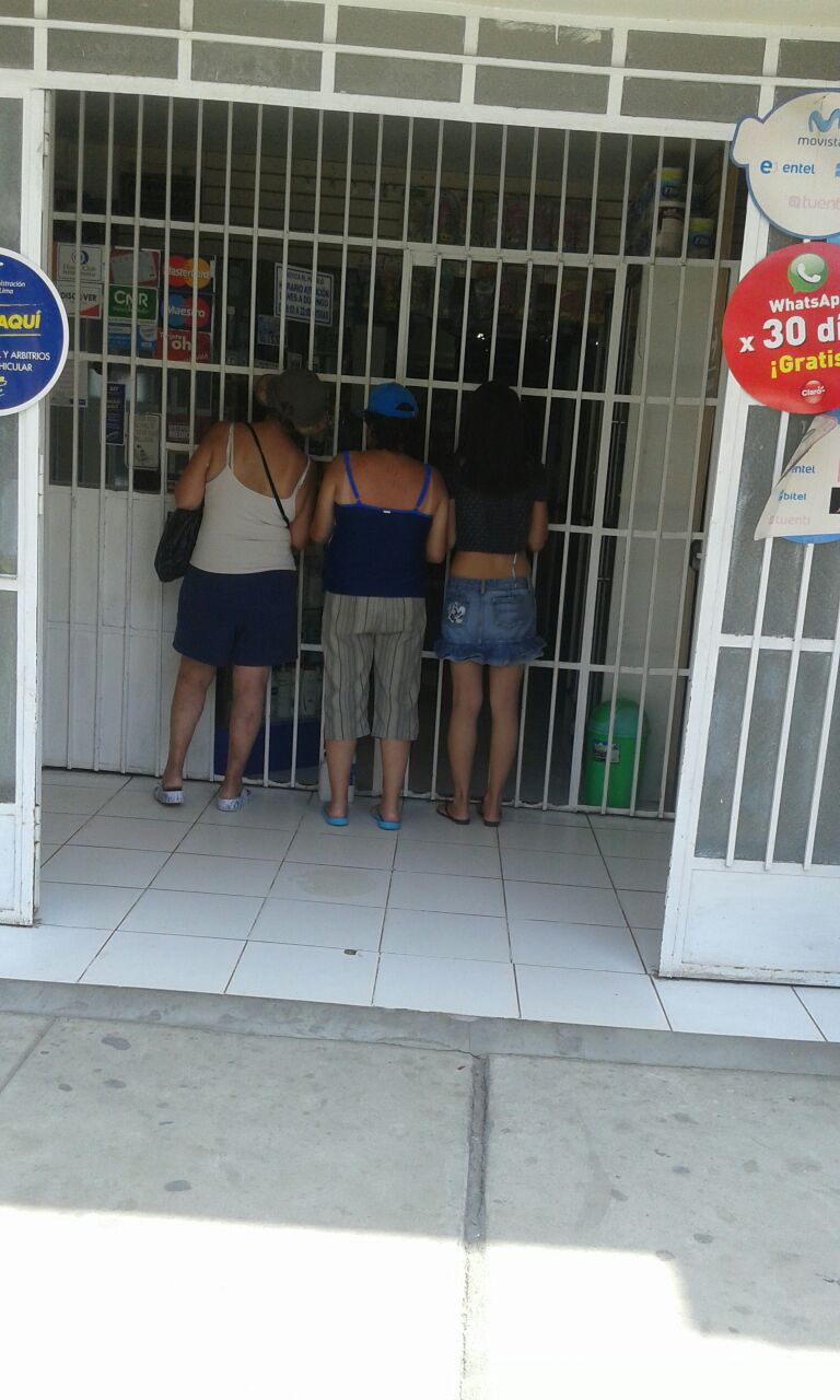 los chicos de la casa de reposo haciendo sus compras