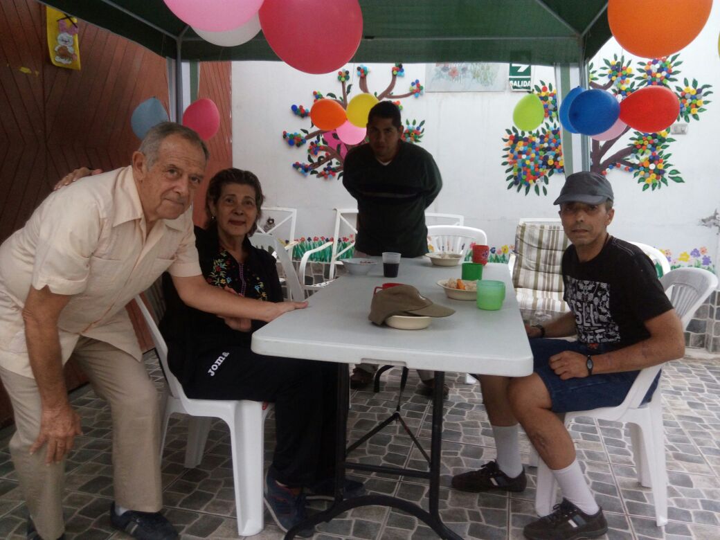 Celebrando el cumpleaños de unos de los chicos de la casa