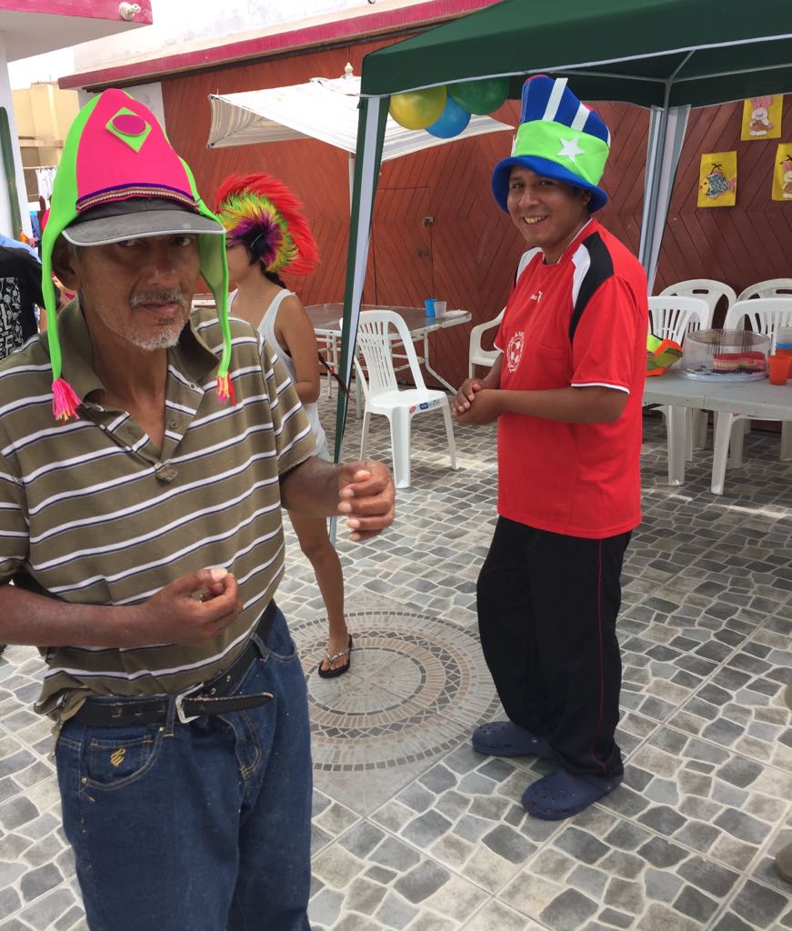 Fiesta de Hora Loca para los chicos de la Casa de reposo posando para ñla foto