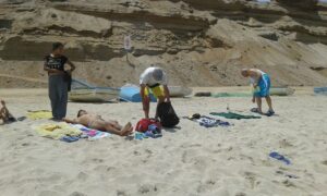 los chicos de la casa de reposo en la playa 2017, muy relajado en la arena