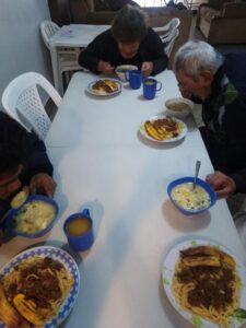 Los chicos de la casa de reposo disfrutando de  una alimentación balanceada y deliciosa!!
