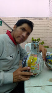 Los chicos de la casa de reposo realizando actividades y manualidades