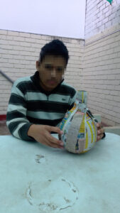 Los chicos de la casa de reposo realizando actividades y manualidades