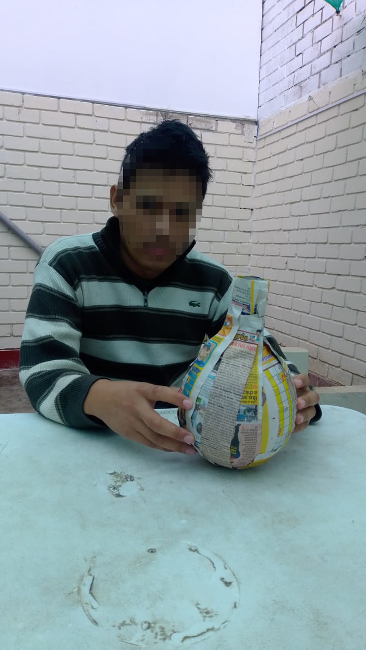 Los chicos de la casa de reposo realizando actividades y manualidades