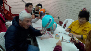 Los chicos de la casa de reposo realizando actividades y manualidades