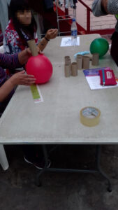 Los chicos de la casa de reposo realizando actividades y manualidades