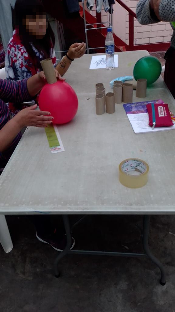 Los chicos de la casa de reposo realizando actividades y manualidades