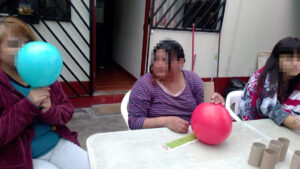 Los chicos de la casa de reposo realizando actividades y manualidades