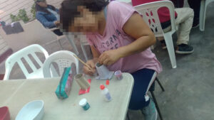 Los chicos realizan manualidades para mejorar su salud mental