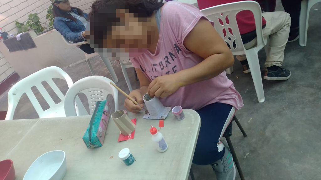 Los chicos realizan manualidades para mejorar su salud mental
