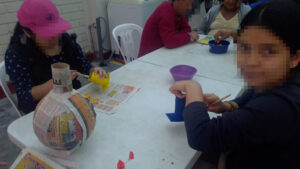 Los chicos realizan manualidades para mejorar su salud mental