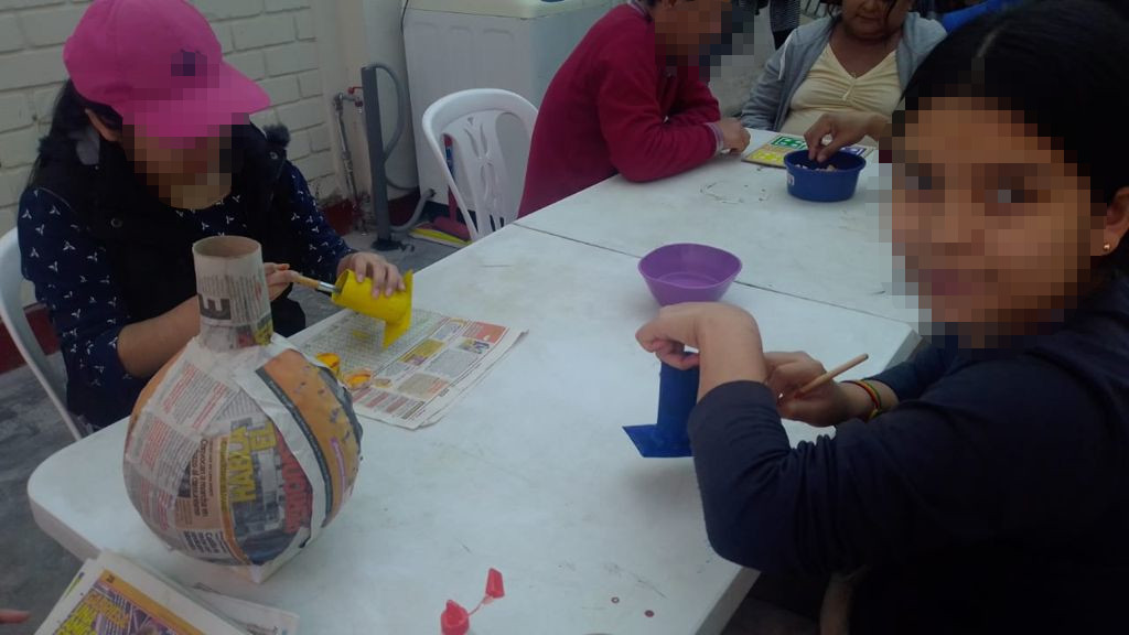 Los chicos realizan manualidades para mejorar su salud mental