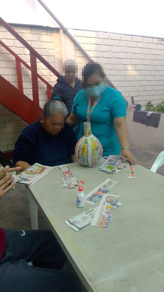 Los chicos realizan manualidades para mejorar su salud mental