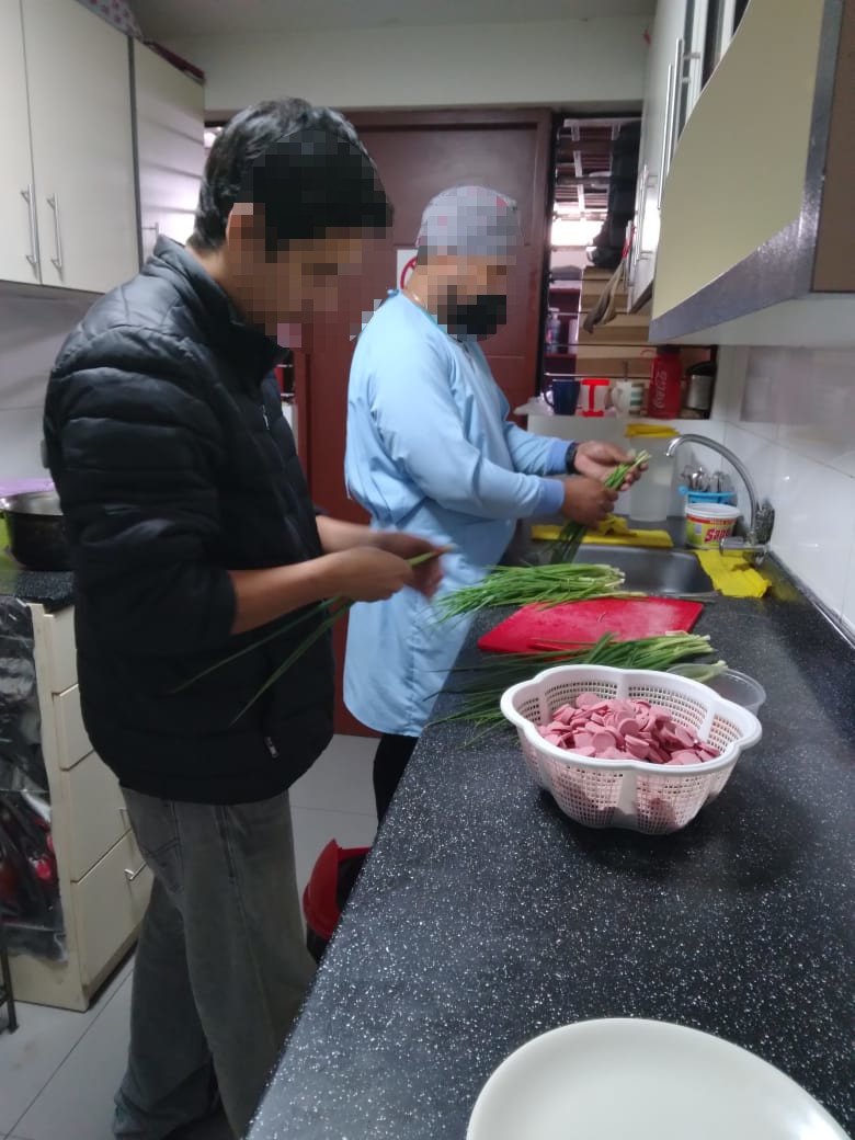 Hacemos que participen de algunas actividades, esta toco cocina