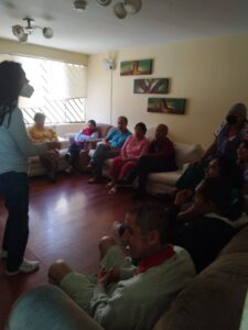 Licenciada dando terapia para la aceptación de sus enfermedades mentales.