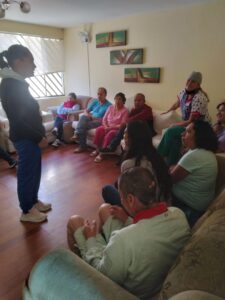 Licenciada dando terapia para la aceptación de sus enfermedades mentales.