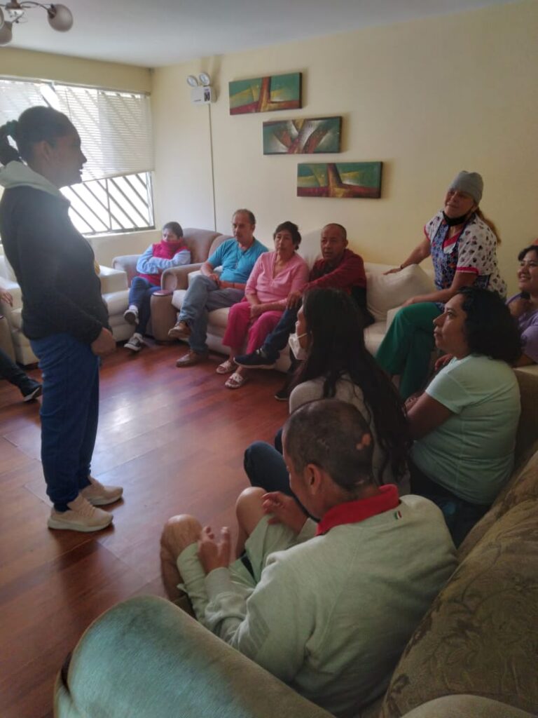 Licenciada dando terapia para la aceptación de sus enfermedades mentales.