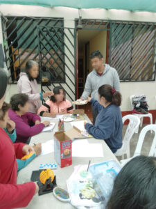 compartiendo un juego de Bingo y una empanaditas