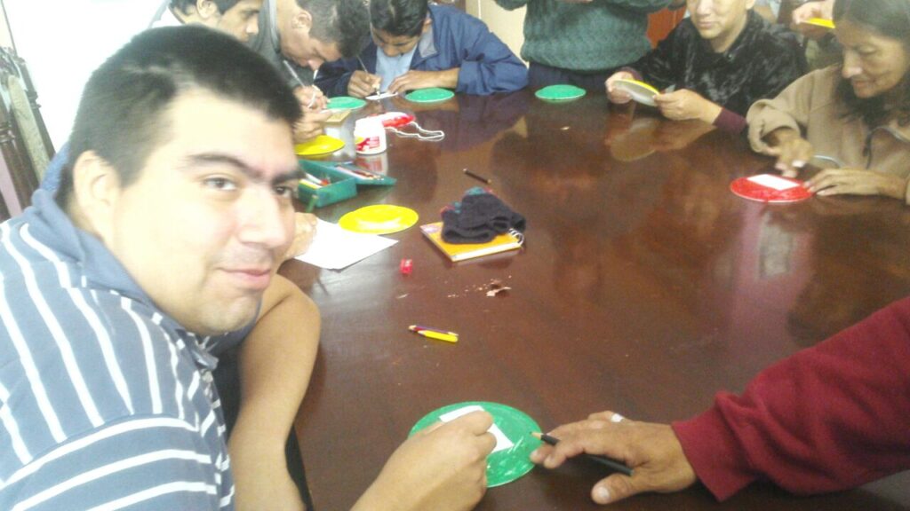 Participando de un taller de pintura para mejorar la esquizofrenia